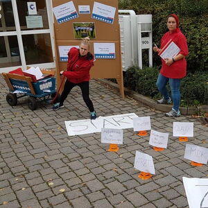 Liga der Wohlfahrtsverbände präsentiert den Bollerwagen mit Wünschen, Statements, Forderungen beim AWO Zentrum Süd